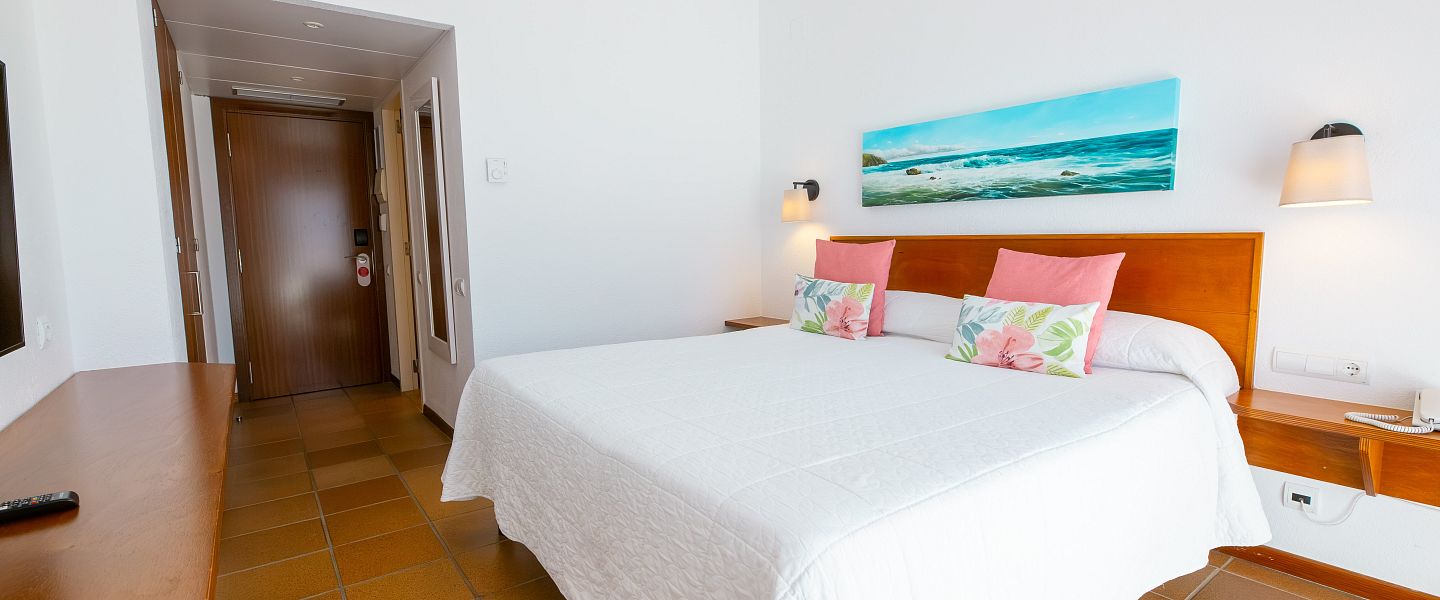 Lateral sea view room