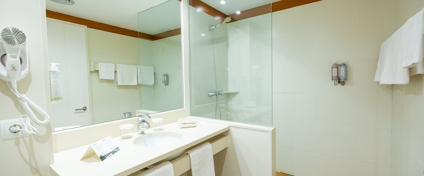 Lateral sea view room