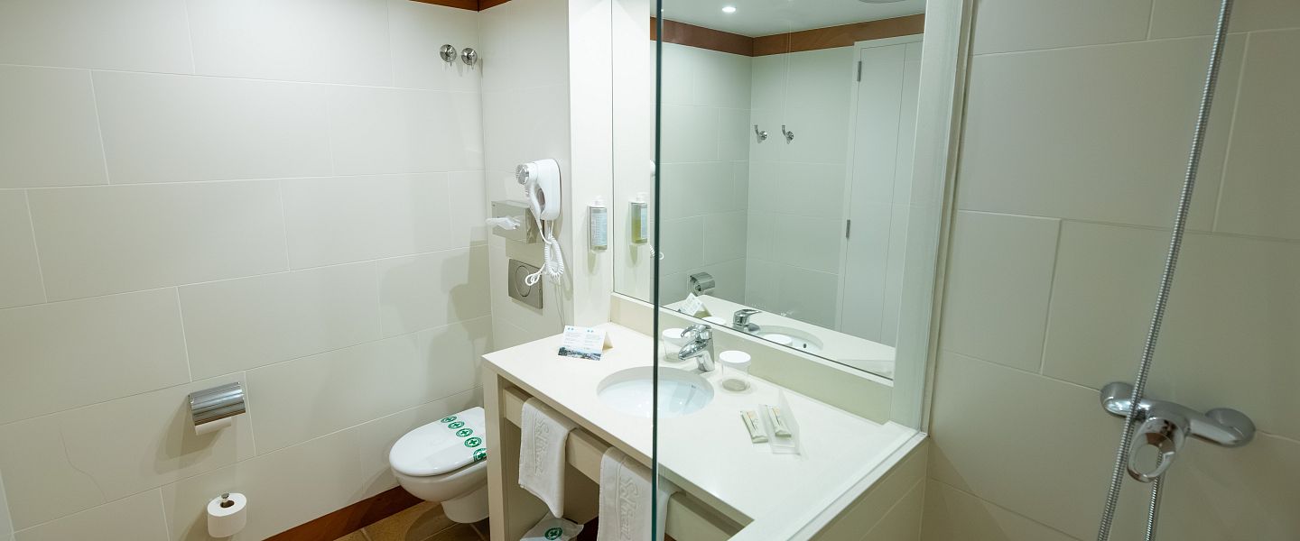 Lateral sea view room