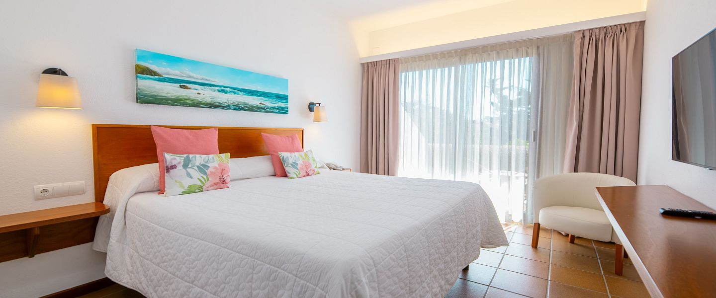Lateral sea view room