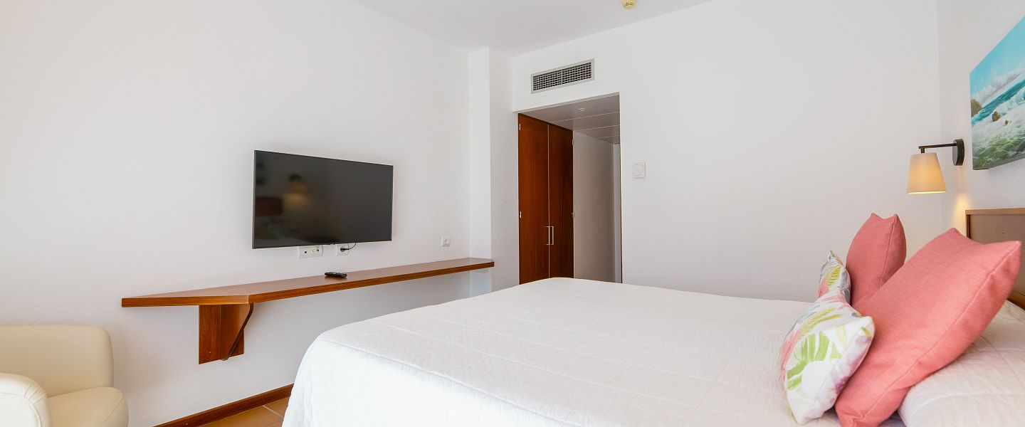 Lateral sea view room