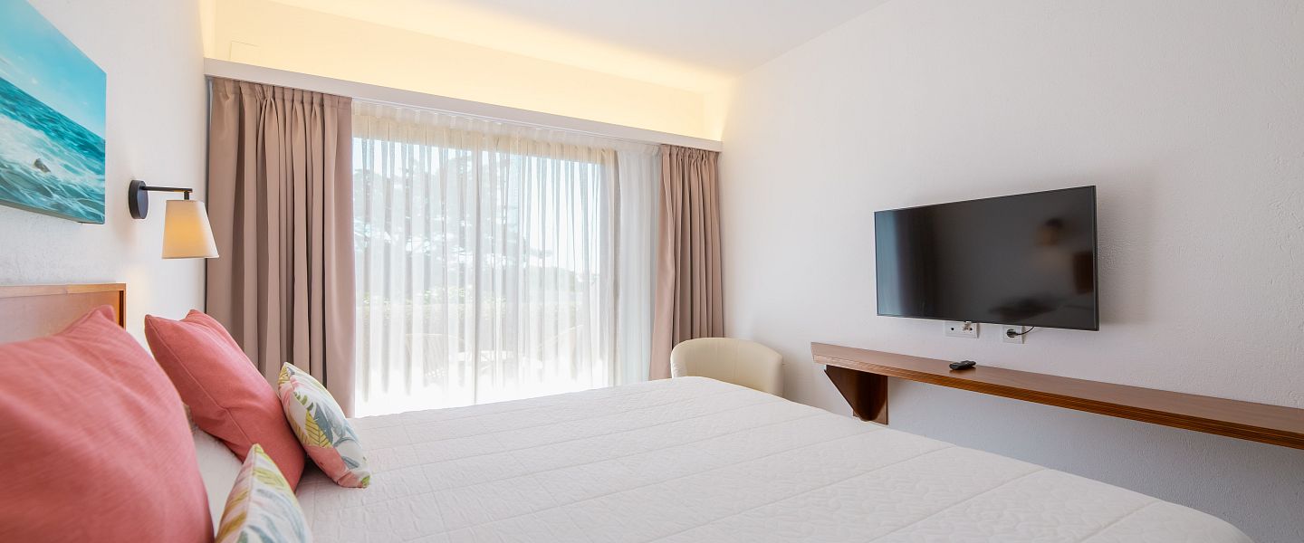 Lateral sea view room