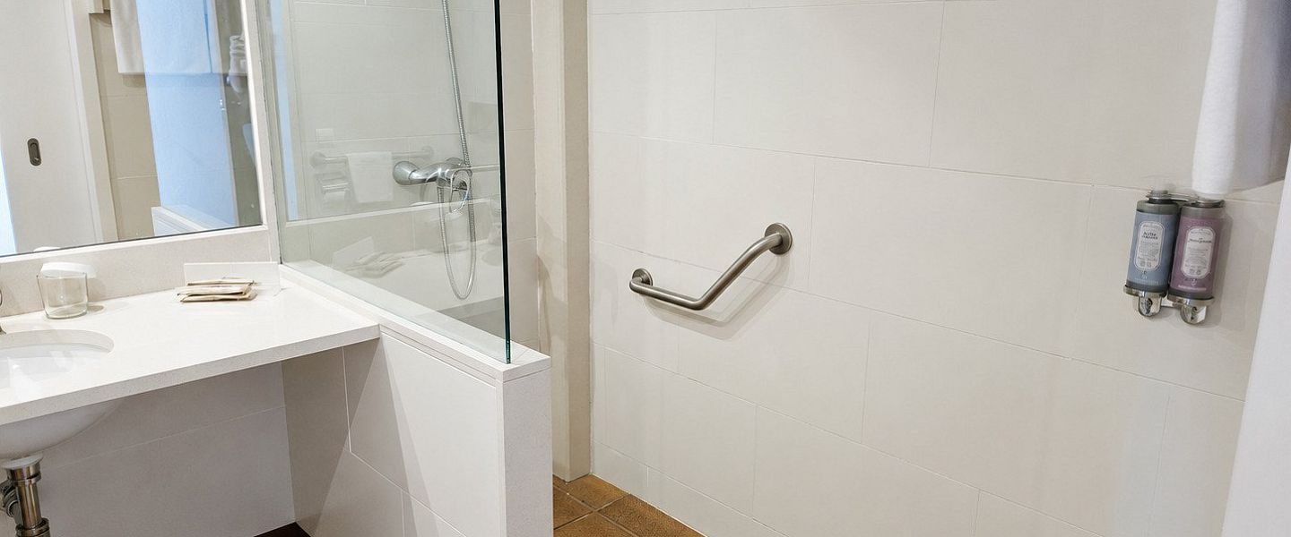 Chambre vue lateral mer (adaptée)