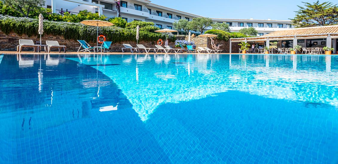 Hotel amb piscina a l'aire lliure