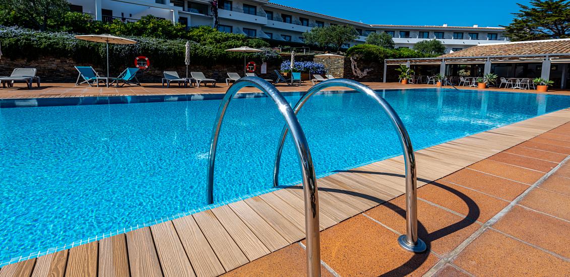 Hotel amb piscina a l'aire lliure